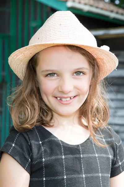 Χαριτωμένο Μικρό Παιδί Κορίτσι Καπέλο Στο Μαύρο Φόρεμα Ένα Όμορφο — Φωτογραφία Αρχείου
