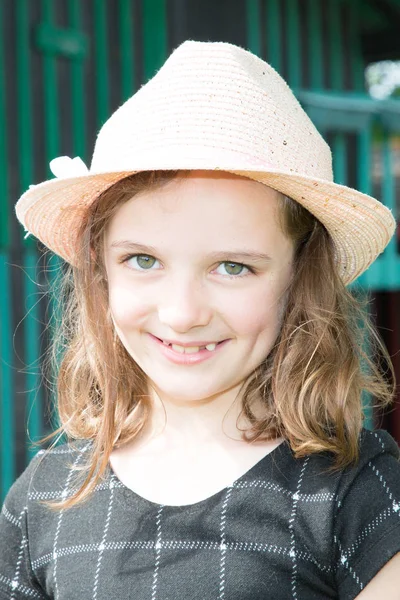 Sonriente Alegre Niño Seis Años Chica Aire Libre Primavera Verano — Foto de Stock