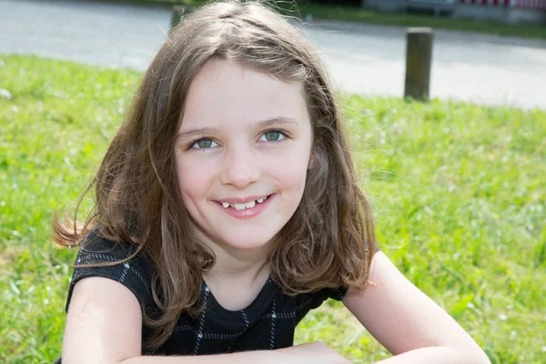 Schattig Klein Meisje Speelt Zomer Park — Stockfoto