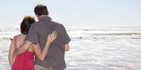 Vacation Couple Walking Beach Together Love Holding Each Other — Stock Photo, Image