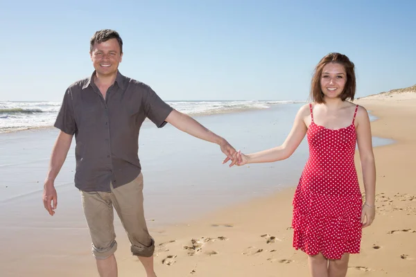 Sorrindo Casal Mãos Dadas Praia — Fotografia de Stock