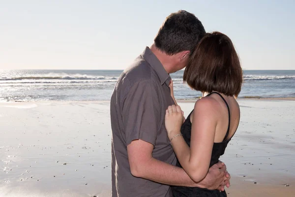 背景の海と夏のビーチで愛情寄り添うカップル — ストック写真