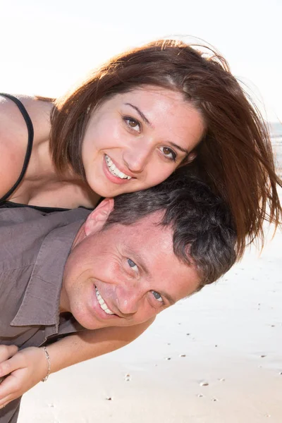 Romantique Jeune Couple Jouer Amusant Sur Plage — Photo