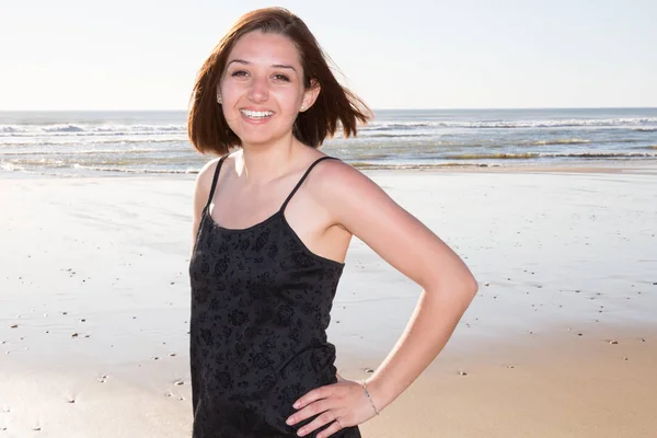 Porträt Eines Lachenden Mädchens Strand Einem Sonnigen Tag — Stockfoto