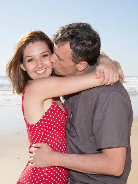 Glückliches Paar Das Sich Einem Sonnigen Tag Strand Umarmt — Stockfoto