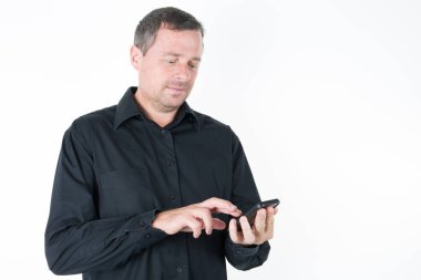 Mutlu akıllı iş adamı ile smartphone elinde