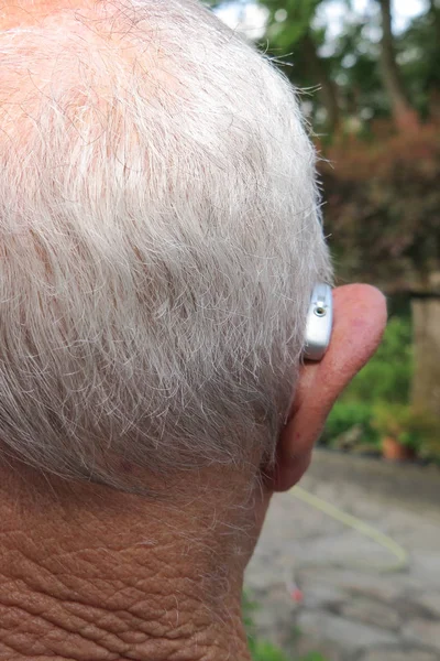 Kıdemli Yaşlı Yaşlı Adamın Kulağına Modern Dijital Işitme Cihazı — Stok fotoğraf