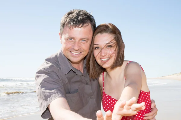 Две Молодые Пары Влюбленных Улыбаются Счастливы Пляже Летних Каникул — стоковое фото