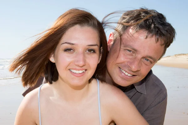 夏のビーチの砂の上の風に髪を愛のカップル — ストック写真