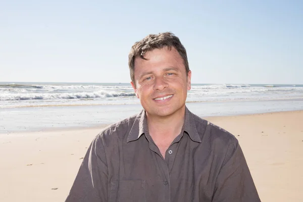 Handsome Smiling Man Face Sand Sea Beach Background — Stock Photo, Image