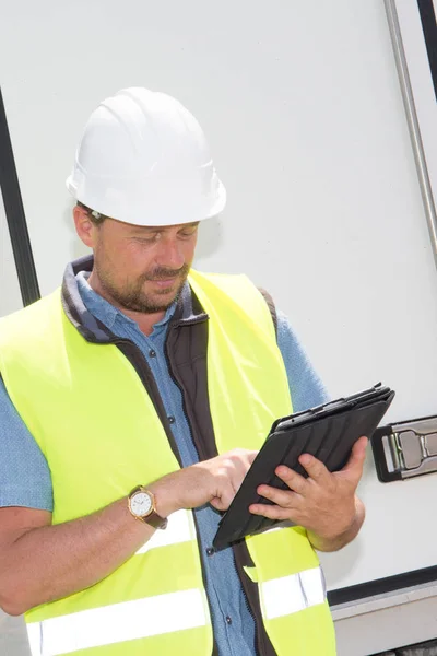 Werknemer Met Gele Helm Buurt Van Een Industriële Muur Terug — Stockfoto