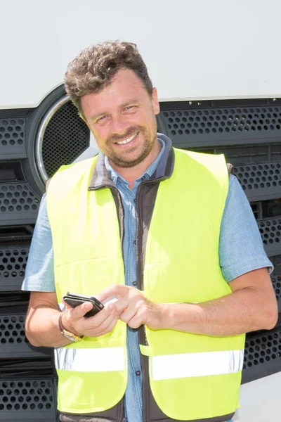 Gele Vest Man Met Mobiele Telefoon Smartphone Zoek Naar Kaarten — Stockfoto