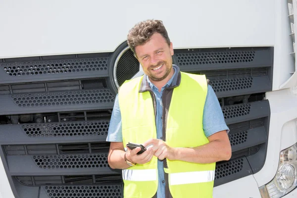 Knappe Man Stuurprogramma Bestelwagen Zijn Smartphone App Zoekt Leveren Glimlachen — Stockfoto