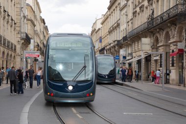 Bordeaux, Aquitaine / Fransa - 06 11 2018: Bordeaux şehir merkezindeki Modern tramvay