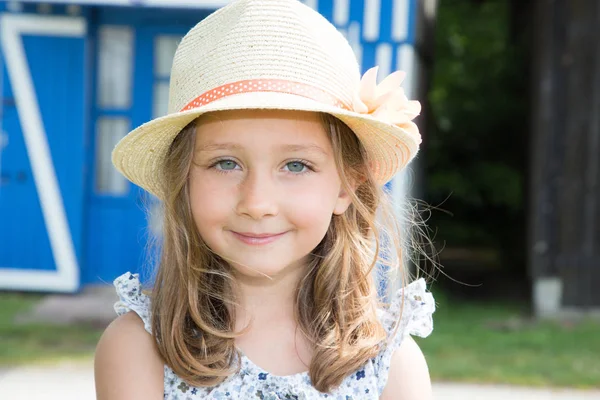 可爱的美丽的女孩在花礼服和草帽 — 图库照片