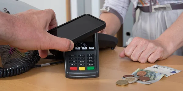 Transaction Paiement Avec Smartphone Pièces Billets Euro — Photo