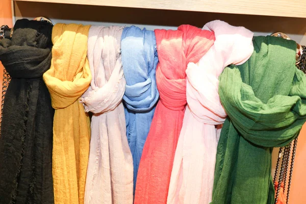 Collection Nombreux Porte Vêtements Colorés Avec Sélection Foulards Boutique Foulards — Photo