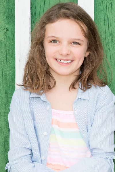 Menina Alegre Feliz Parede Verde Madeira — Fotografia de Stock