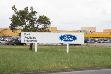 Blanquefort Bordeaux, Aquitaine / Fransa - 06 14 2018: Ford fabrikası araba şanzıman üretim iletim tesisi çevre Bordeaux Fransız