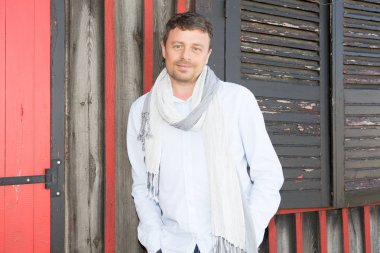 yakışıklı moda adam ahşap duvar ev karşı açık