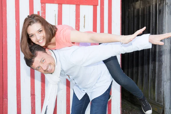 Lindo Casal Fazer Piggyback Frente Madeira Cabana Férias Conceito — Fotografia de Stock