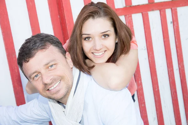 Knappe Man Met Leuke Vrouw Liefde Buitenshuis — Stockfoto