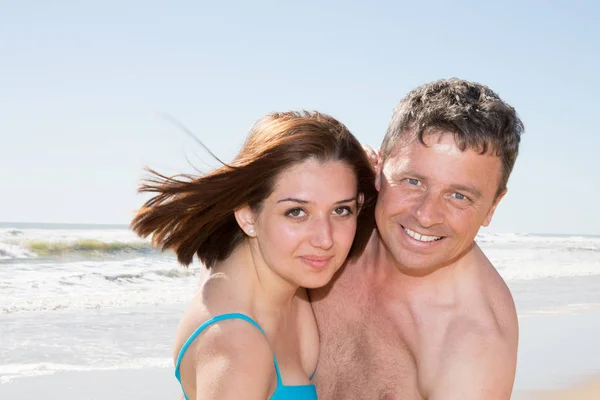 Mladý Pár Odpočinek Létě Beach Hrát Zábavné Lásce — Stock fotografie
