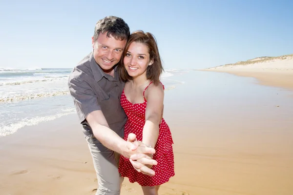 Leuk Spelen Paar Ontspannen Door Zee Een Zonnige Dag — Stockfoto