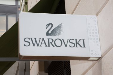 Bordeaux, Aquitaine / Fransa - 06 10 2018: dükkan için sokakta ticari işaret marka swarovski öğretir