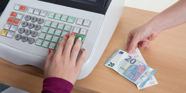 Vendedora Manos Caja Registradora Con Billetes Monedas Euros —  Fotos de Stock