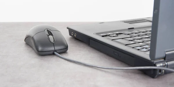 Gri Bir Masa Üzerine Siyah Laptop Fare — Stok fotoğraf