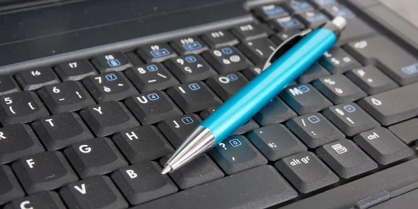 Widok Góry Niebieski Długopis Odpoczynku Klawiaturze Laptopa — Zdjęcie stockowe