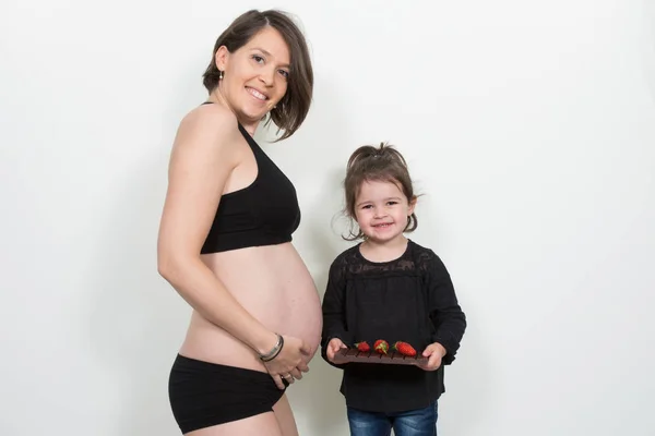 Bella Donna Incinta Mangiare Una Tavoletta Cioccolato Sorridente Piedi Con — Foto Stock