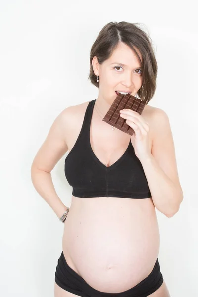 妊娠中の女性のための渇望チョコレートを食べるを楽しむ — ストック写真