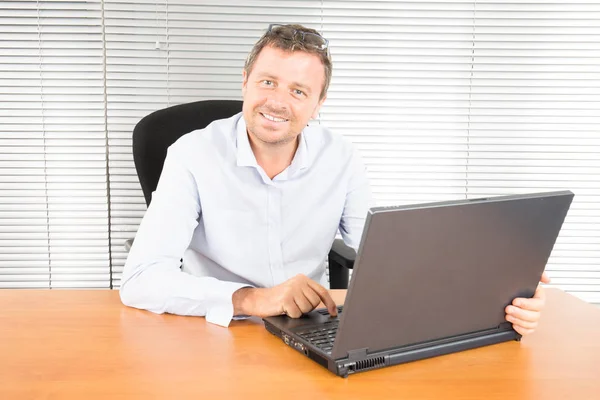 Podobizna Muže Mladých Obchodní Kanceláři Desk Stolu — Stock fotografie