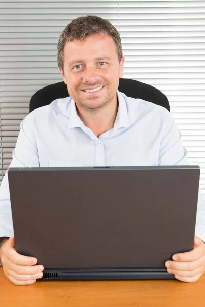 Bonito Sorridente Feliz Empresário Com Laptop Escritório Mesa Local Trabalho — Fotografia de Stock