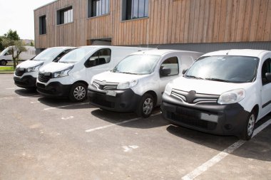 teslimat vans parsel, şirketin merkez ofisi önünde park sunmak için hazır