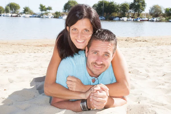 Casal Jovem Amor Deitado Piggyback Areia Praia Verão — Fotografia de Stock