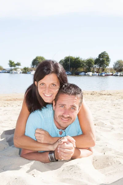 Jonge Gelukkige Paar Liggen Zand Strand Samen Aan Kust — Stockfoto