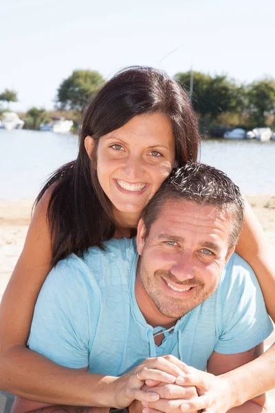 Retrato Pareja Joven Acostada Playa — Foto de Stock