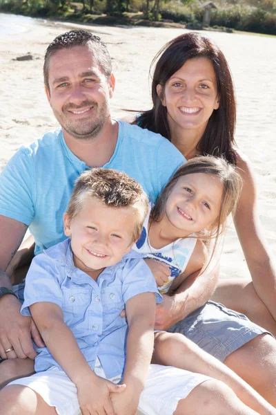 Familia Feliz Playa Del Mar Complejo — Foto de Stock