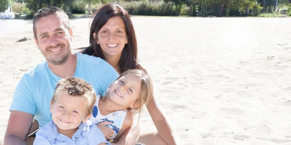 Família Quatro Divertindo Praia Com Espaço Cópia — Fotografia de Stock