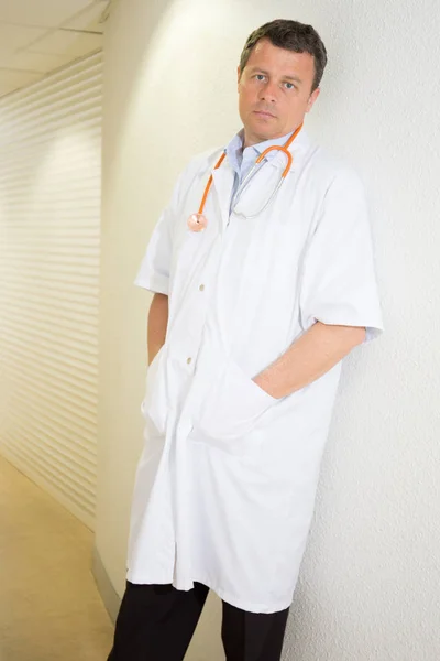 Hombre Guapo Médico Con Estetoscopio Hospital — Foto de Stock