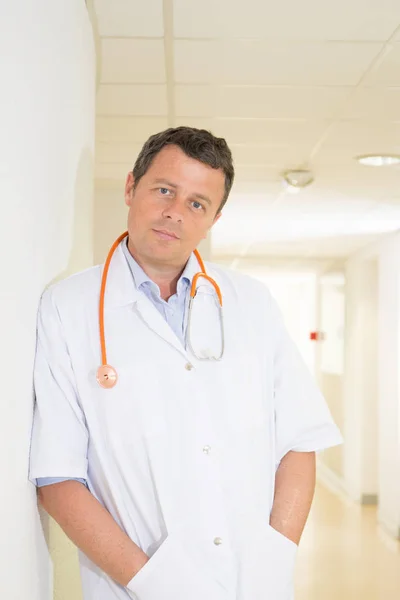 Porträt Eines Reifen Arztes Der Arztpraxis — Stockfoto