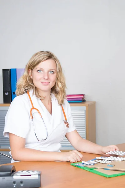 Attraktive Ärztin Vor Büroschreibtisch Medizinischem Gebäude — Stockfoto