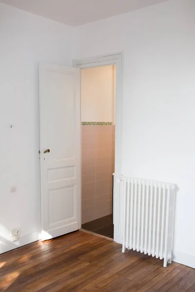 Sala Vazia Com Antigo Piso Madeira Uma Porta Branca Radiador — Fotografia de Stock