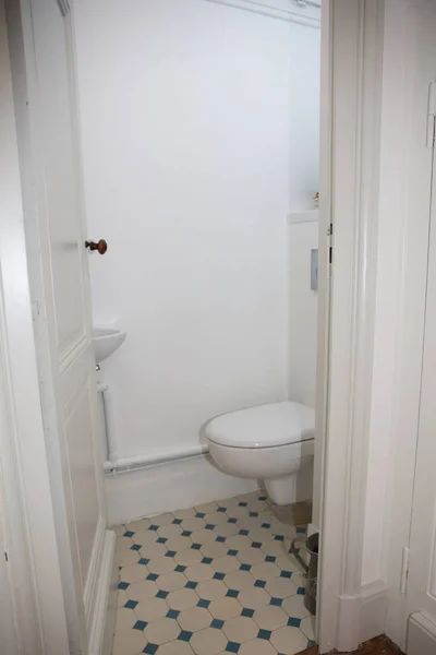 Mały Pokój Pod Schodami Ukrywa Toaleta — Zdjęcie stockowe