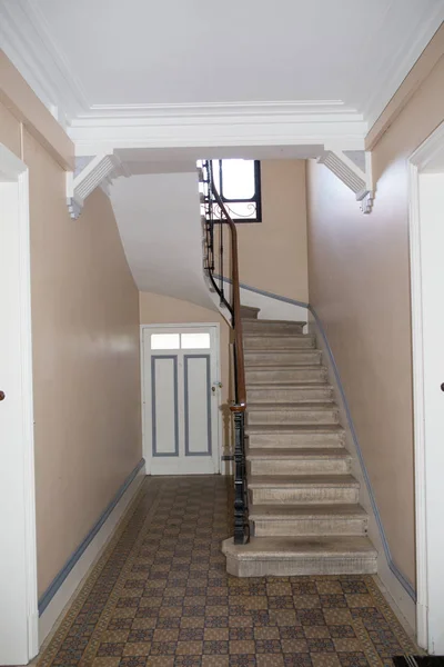 在一个质朴的欧洲房子里 木制楼梯上楼去了 — 图库照片