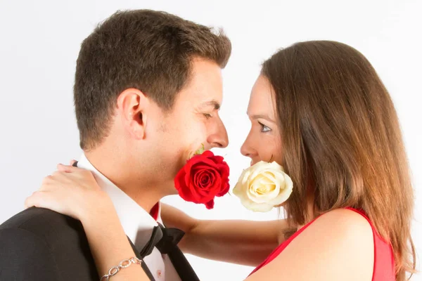 Amanti Coppia Abbraccio Bacio Con Fiori Rose Come Star Del — Foto Stock