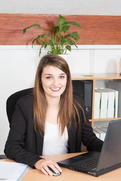 Mujer Negocios Bastante Seguro Sentado Junto Escritorio — Foto de Stock